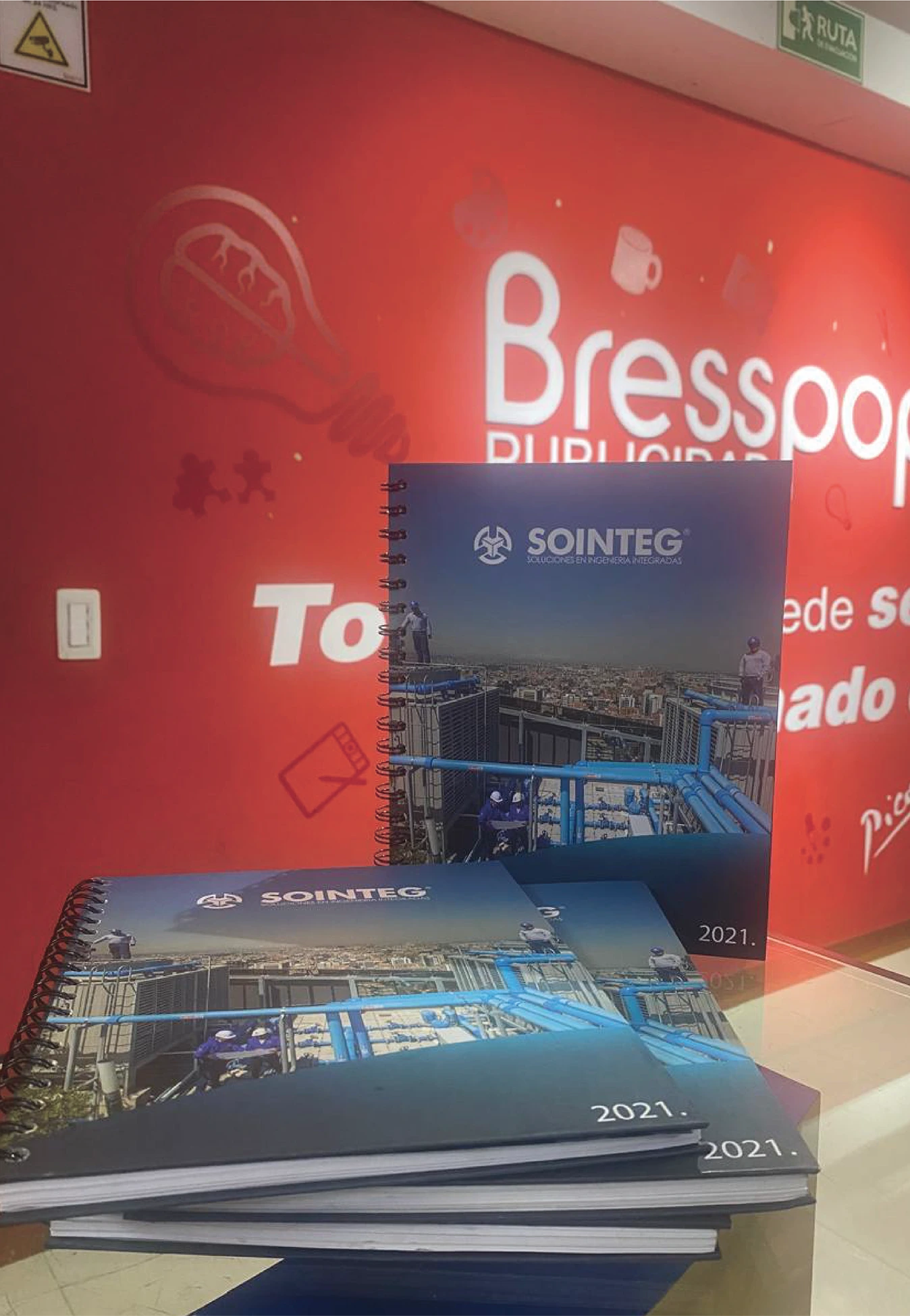 Agendas corporativas con anillado wire-o y portadas personalizadas para la empresa Sointeg, impresas con alta resolución en la litografía de Bresspop Publicidad.