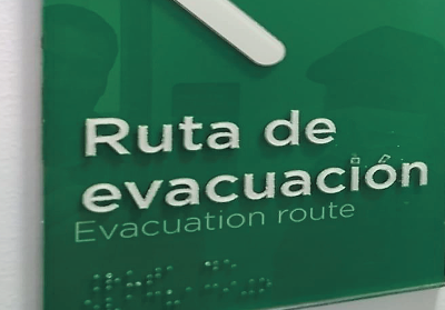 aviso ruta de evacuación