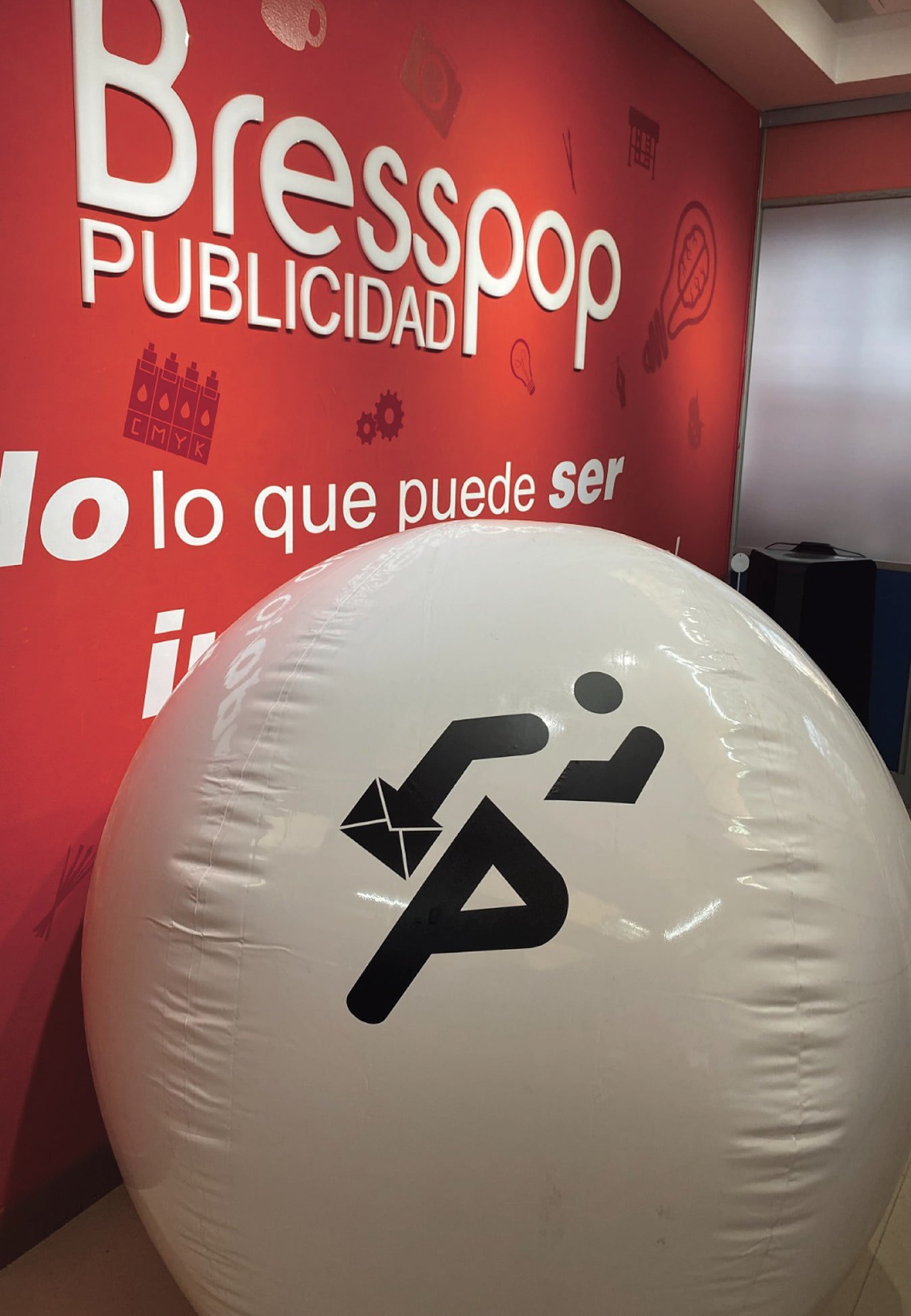 Gran esfera inflable publicitaria de color blanco, personalizada con el logo de Inter Rapidísimo, fabricada por Bresspop para eventos y activaciones de marca de alto impacto.