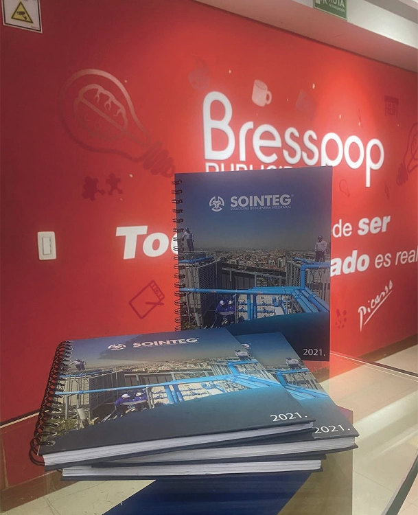 Producción de agendas corporativas con anillado doble-O y portadas personalizadas a full color para la empresa Sointeg, impresas en la litografía de Bresspop.