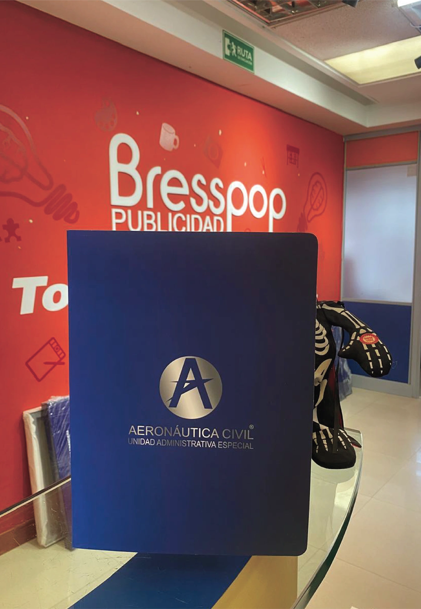 Carpeta institucional personalizada para la Aeronáutica Civil con acabados premium en litografía y logo metalizado, fabricada por Bresspop Publicidad.