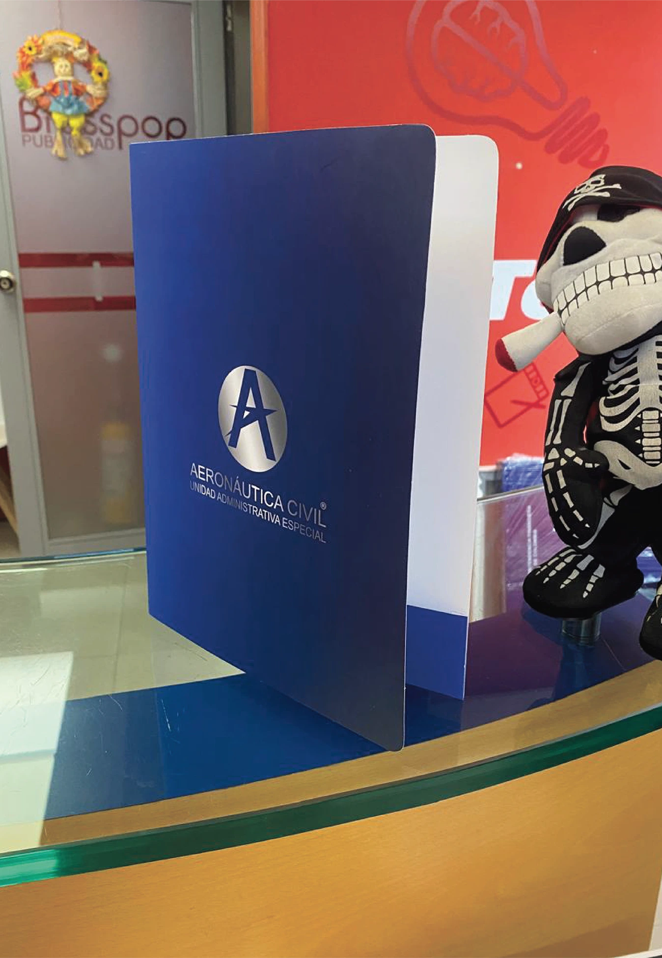 Carpeta institucional personalizada en litografía de alta gama para la Aeronáutica Civil, con acabados premium y logo plateado, fabricada por Bresspop Publicidad para papelería corporativa profesional.