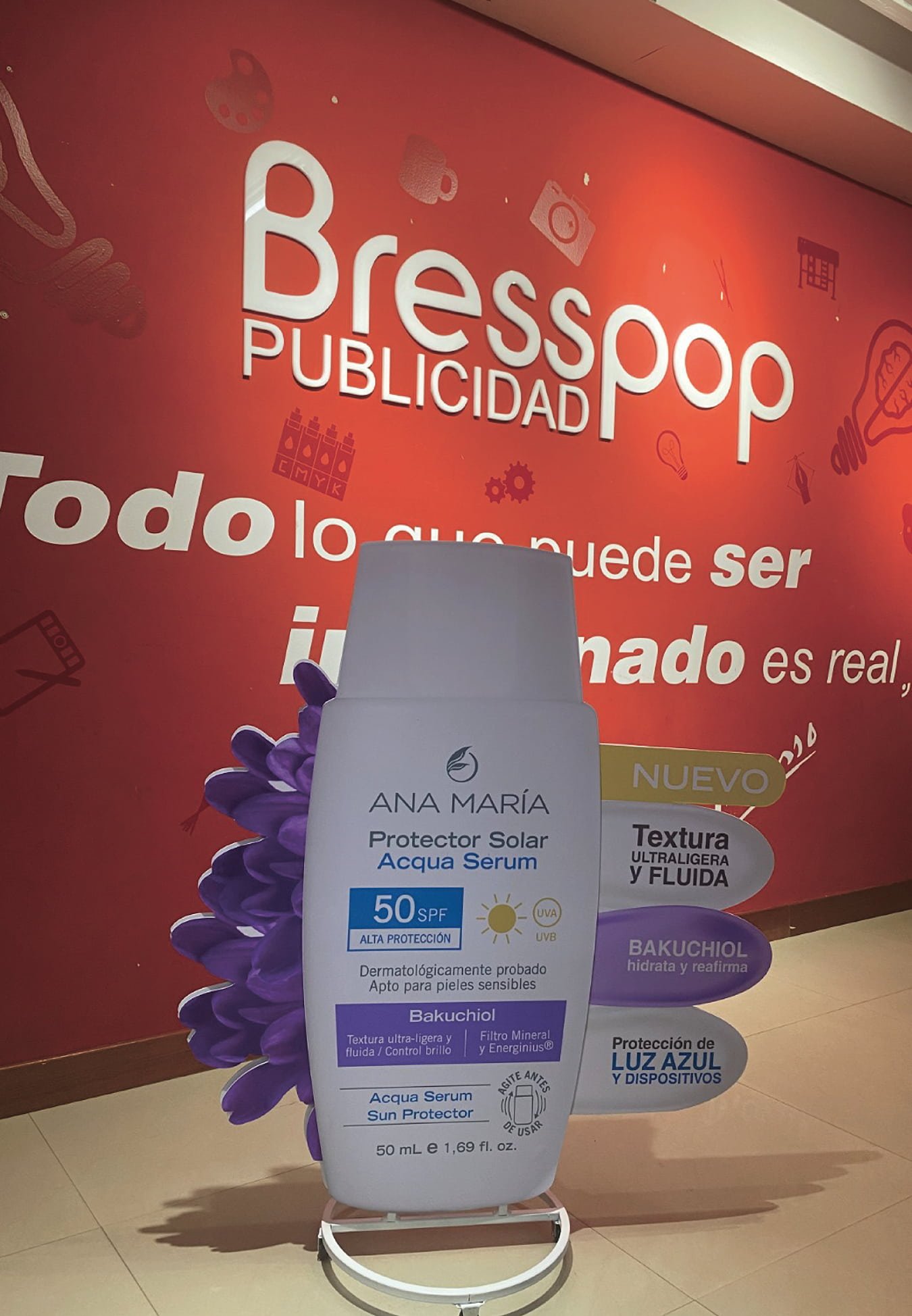 Exhibidor publicitario tipo dummy troquelado de gran formato para protector solar Ana María, fabricado en material resistente por Bresspop para destacar en puntos de venta.