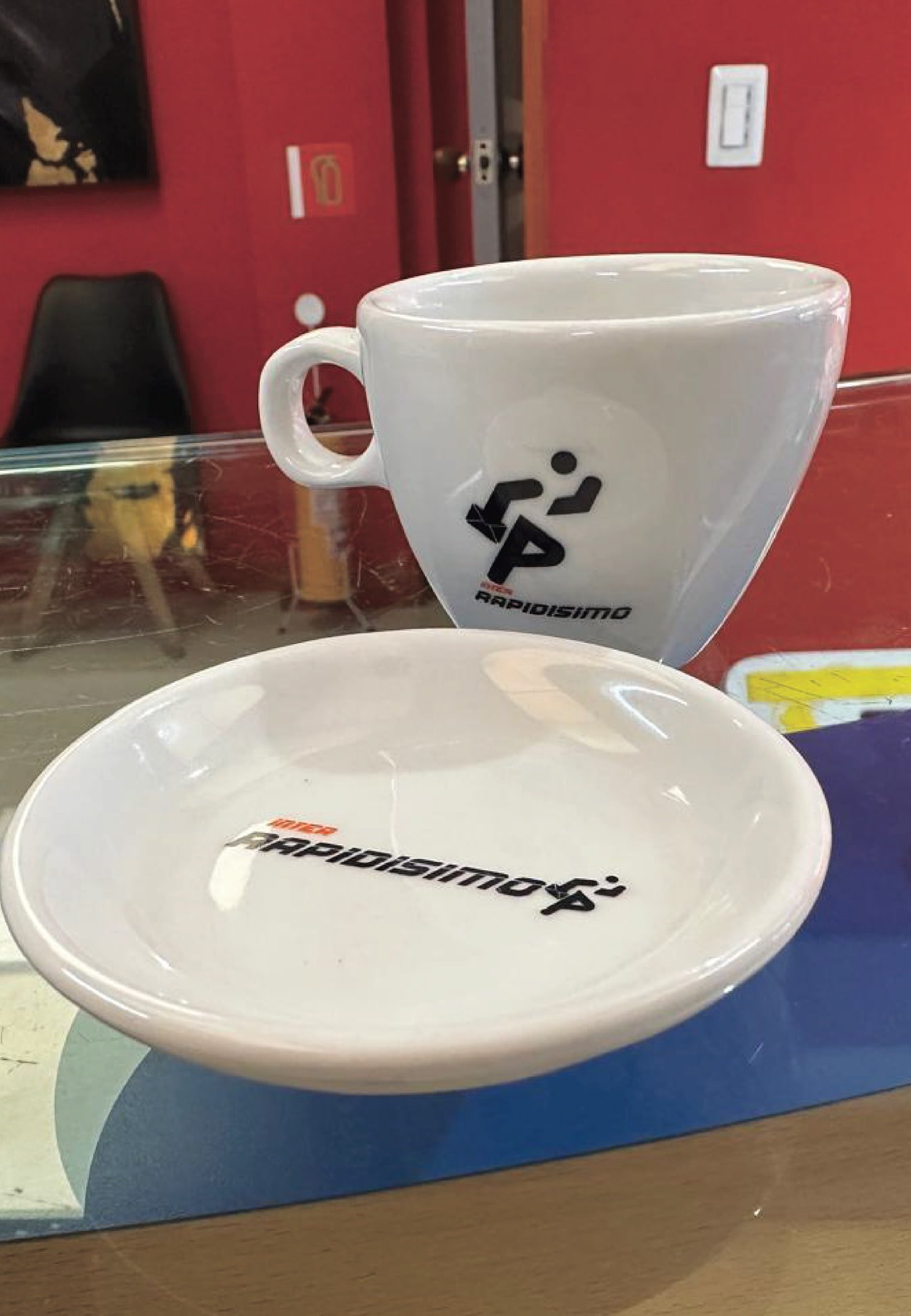 Juego de pocillo y plato de cerámica blanca personalizados con el logo de Inter Rapidísimo, fabricados por Bresspop Publicidad para merchandising y regalos corporativos de alta calidad.