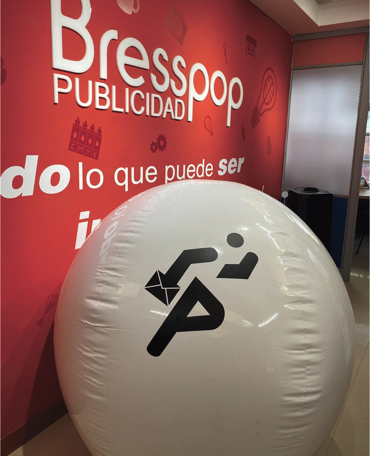 Súper souvenir publicitario: gran display inflable blanco personalizado con logo negro para eventos de Bresspop, perfecto para marketing promocional de alto impacto.