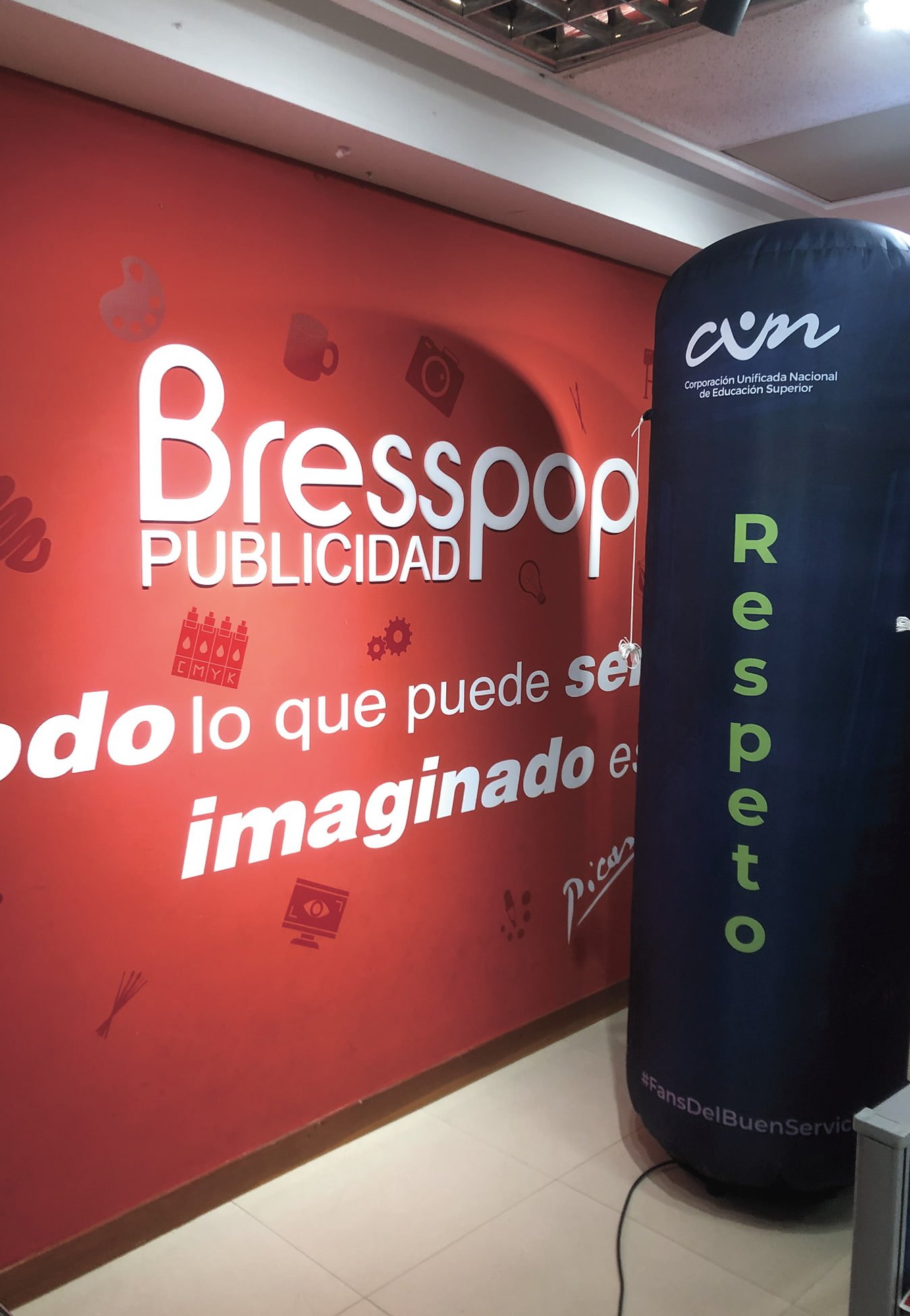 Columna o tótem inflable publicitario personalizado para la CUN, con impresión de marca y mensaje institucional, fabricado por Bresspop para eventos y activaciones de marca.